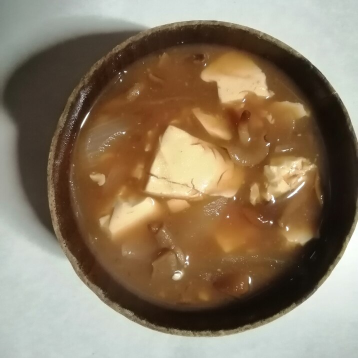 豆腐となめこと玉ねぎの赤みそ汁